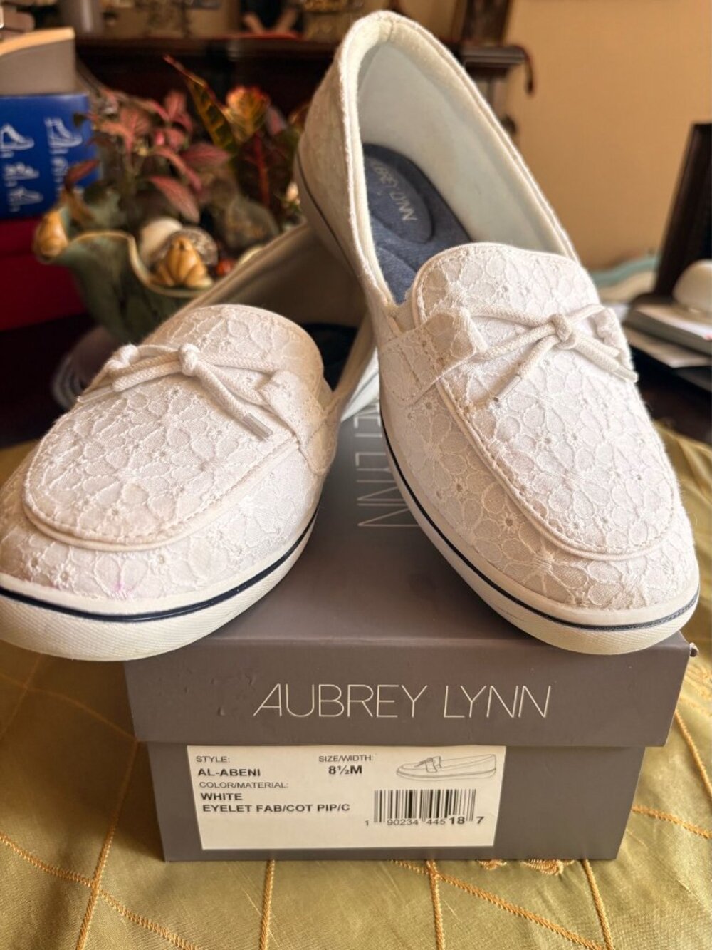 Aubrey Lynn "Al-Abeni" White Eyelet Loafers Flats - Size 8.5